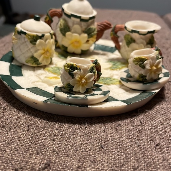 Green checkered miniature t cup set. Magnolia flower on center of plate. - Picture 4 of 4